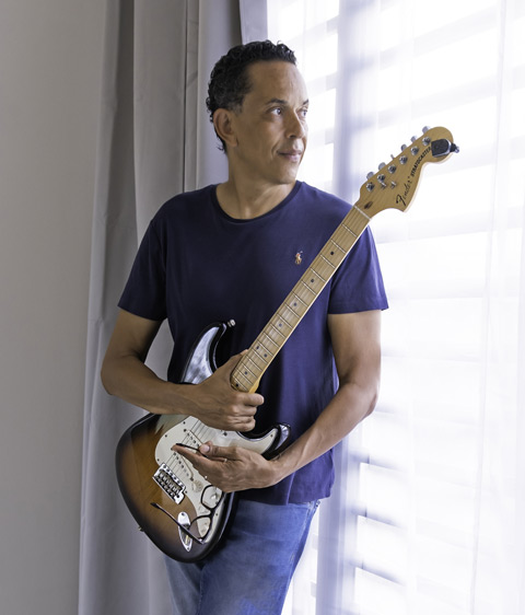 Charles Bah professeur de guitare basse et de formation musicale à La Clé des Arts en Guadeloupe